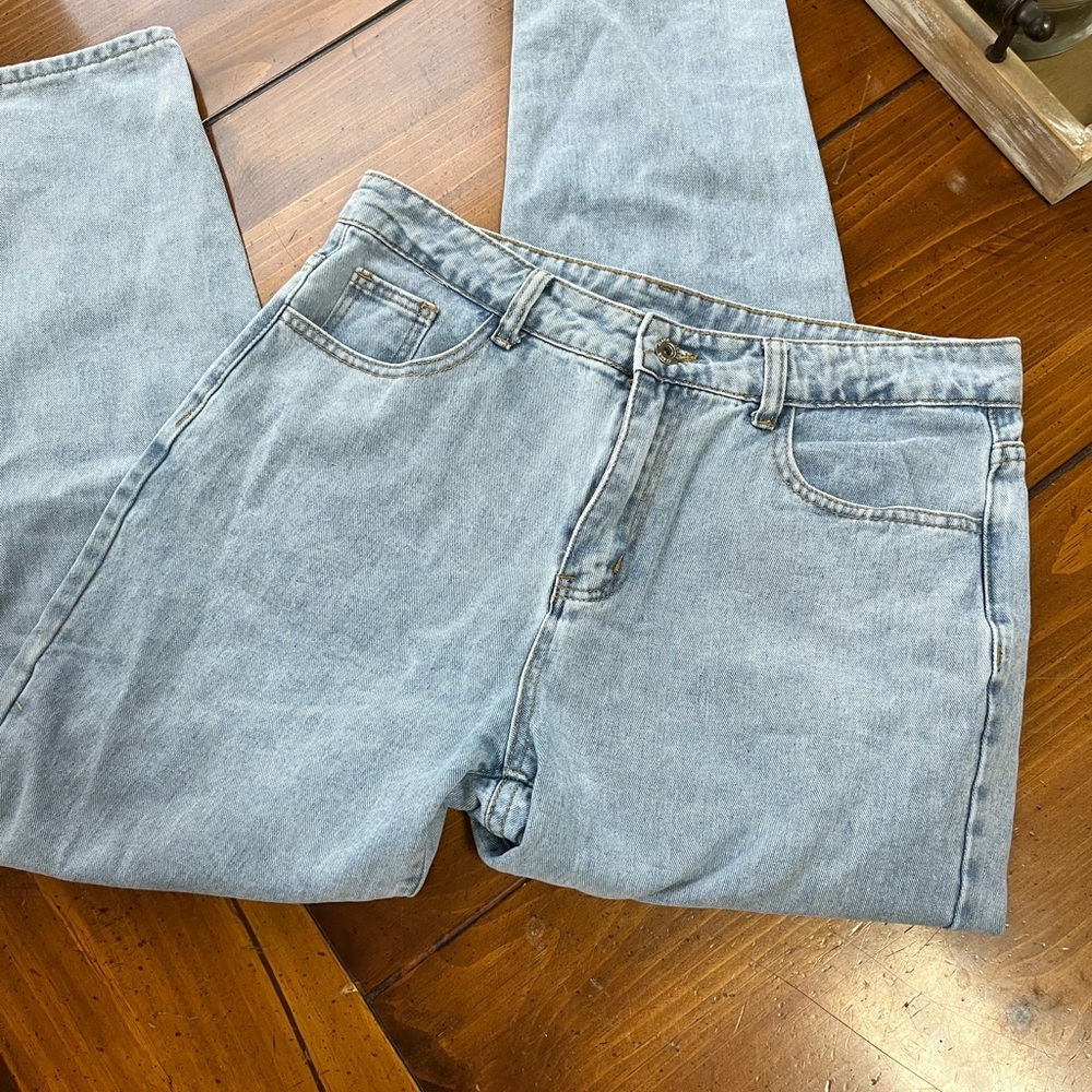 rue21 Light Wash High Waisted Straight Leg Mom Jeans Size 10 EUC
